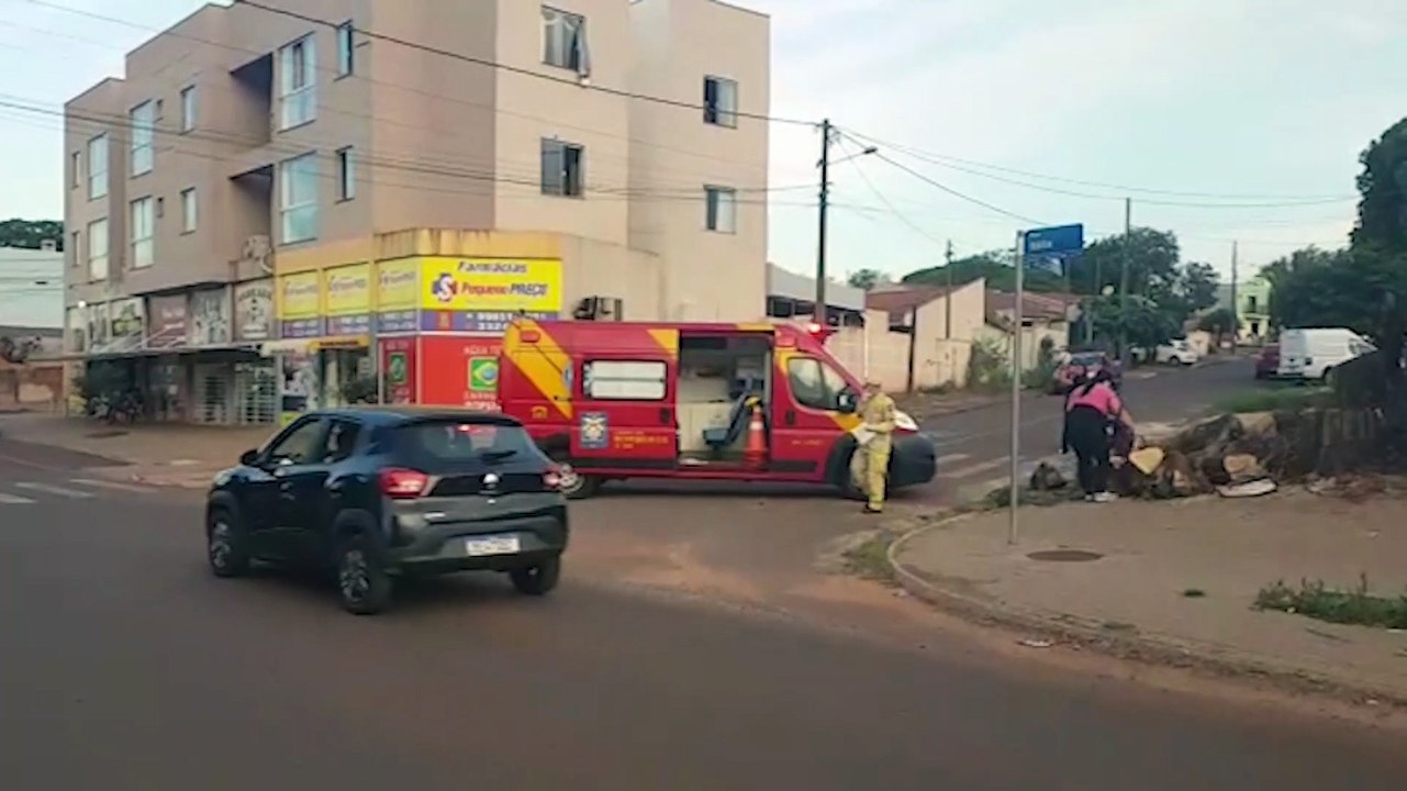 Por conta de pedras soltas na pista, mulher cai de motocicleta