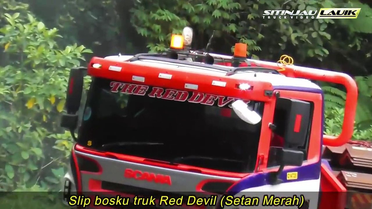 Ganas Truk Trailer Muatan 50 Ton Nyangkut di Sitinjau Lauik, Truk Muatan Paku Bumi Berasap Parah