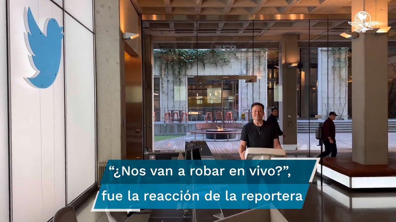 Elon Musk llega a oficinas de Twitter cargando un lavamanos