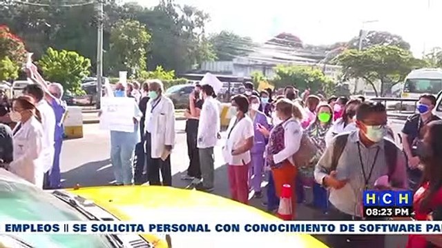 ¡Tercer día consecutivo! Médicos del Catarino Rivas salen a las calles a exigir pagos y medicamentos