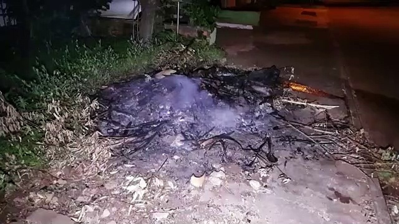 Temendo que fogo ateado em entulhos atingisse fiação elétrica, moradores acionam Bombeiros no Tarumã