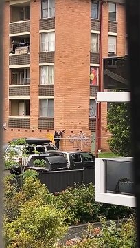 Armed police officers aim gun at Wollongong apartments/Illawarra Mercury/27.10.22