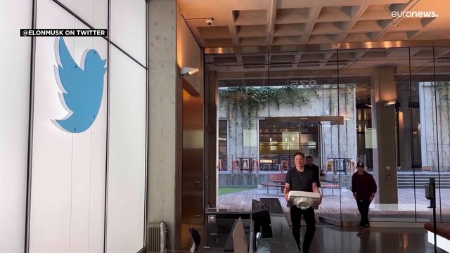 شاهد: إيلون ماسك يزور مقر تويتر مع اقتراب المهلة النهائية لاستحواذه على المنصة