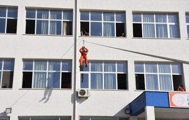 İzmir'de depreminin yıl dönümü öncesi geleceğin itfaiyecilerinden tatbikat