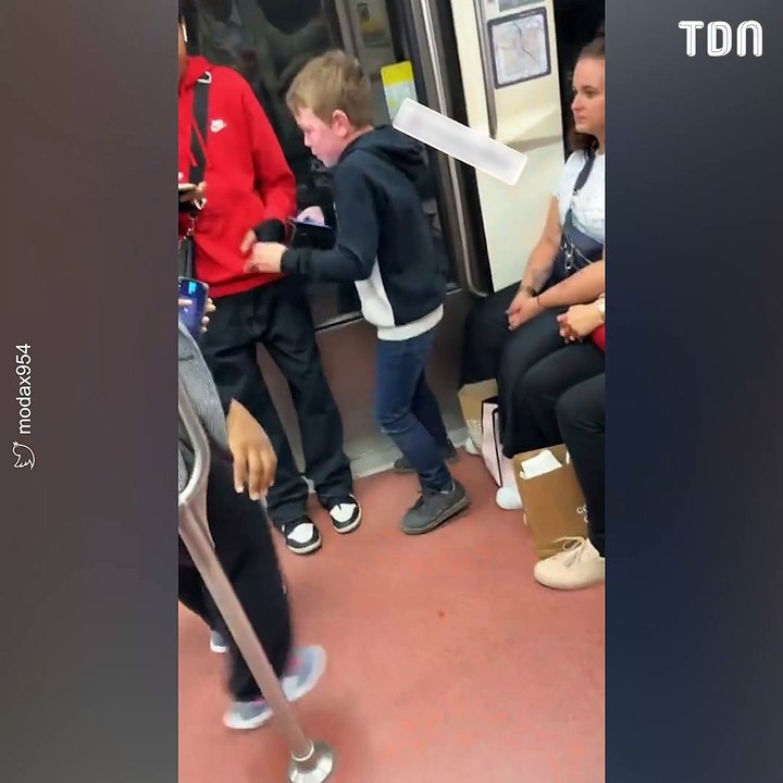 Les portes du métro se sont refermées trop vite pour ce petit garçon et ses parents
