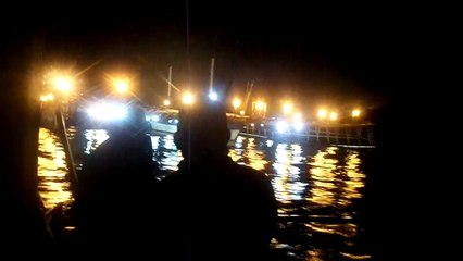 Singgah di kapal bagang untuk mengambil umpan segar buat mancing
