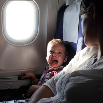 Un bébé crie pendant un vol de 29 heures, la vidéo d'un TikTokeur devient virale - carré