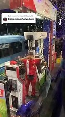 operator pom bensin bikin cewek cewek cantik ngakak ‼️#cowokganteng #cewekcantik #ngakak #dailymotion