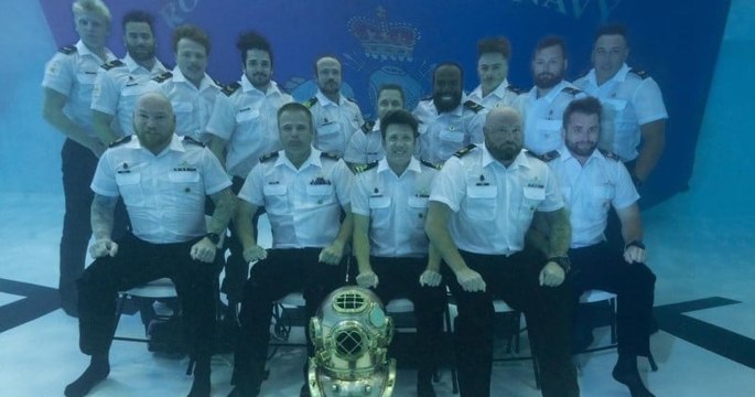 Ces plongeurs de la Marine canadienne ont pris leur photo de classe... sous l'eau