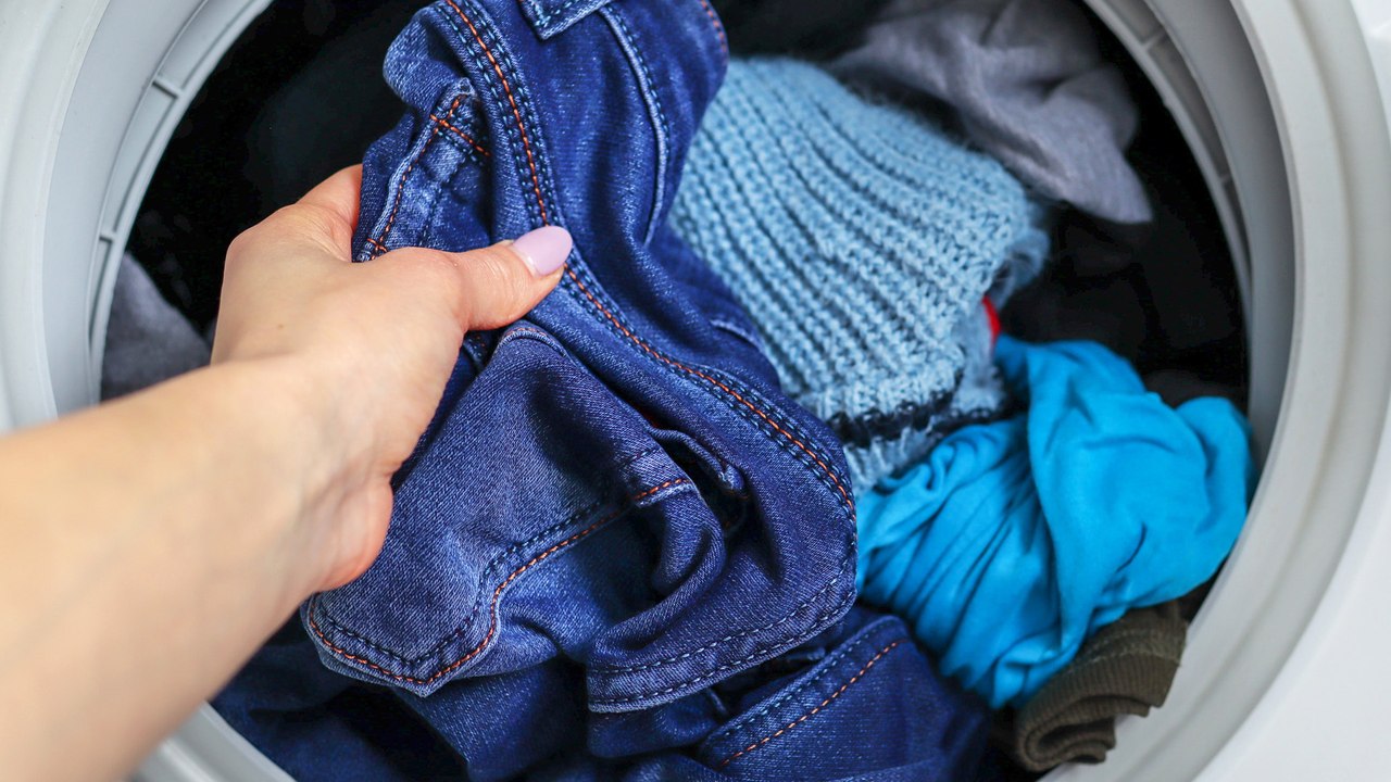 No-Go! Diese Kleidungsstücke solltet ihr niemals zusammen waschen