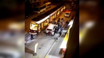 Tramvay ile cip arasında sıkışan motosiklet sürücüsünü böyle krtardılar