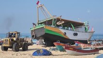 Gazze'de yerli imkanlarla imal edilen 21 metrelik av teknesi denize indirildi