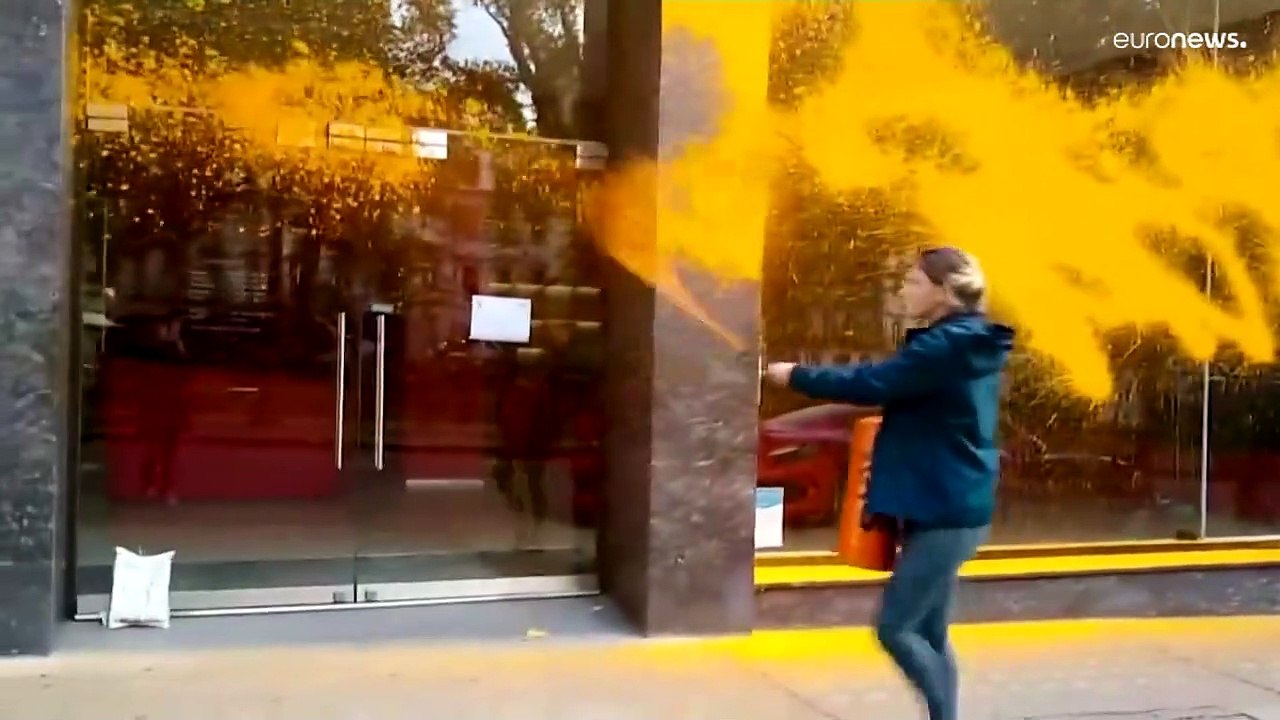 Farbe auf Ferrari: Aktivisten besprühen Schaufenster eines Autohändlers