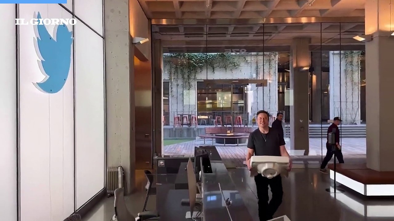 Elon Musk nella sede di Twitter con un lavandino