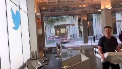 Elon Musk entra in azienda con un lavandino