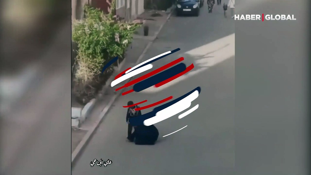 Küçük çocuğun ayakkabısını bağlayan annesine yaptığı sürpriz izleyenleri duygulandırdı