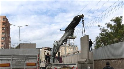 DİYARBAKIR CEZAEVİ ÇEVRESİNDEN KALDIRILAN BETON BLOKLAR TIR'LARLA TAŞINIYOR
