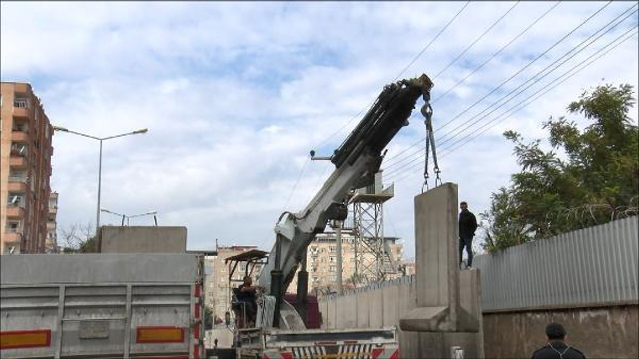 DİYARBAKIR CEZAEVİ ÇEVRESİNDEN KALDIRILAN BETON BLOKLAR TIR'LARLA TAŞINIYOR