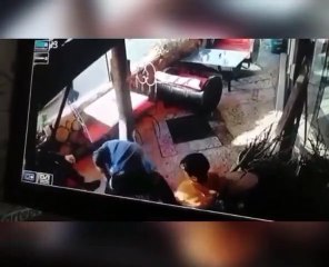 Çocuğunun gözü önünde eşini darp etti