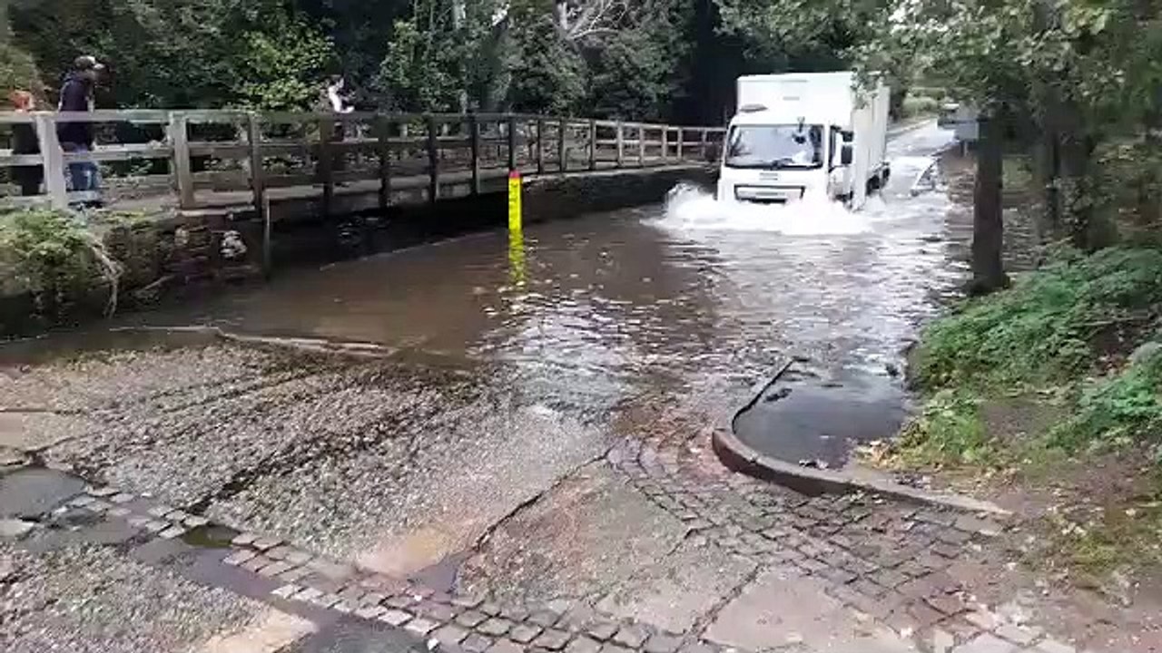 Un motard pense être capable de traverser une roue inondée comme les voitures et camions