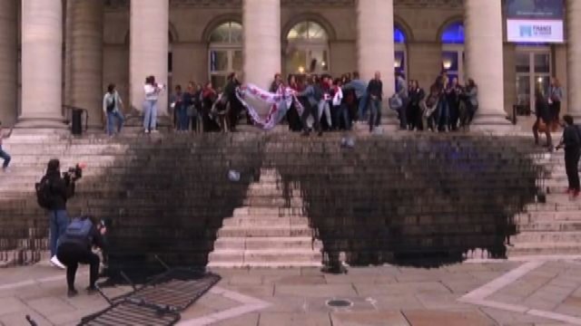 Climate Finance Day , blitz con vernice nera contro Bnp Paribas