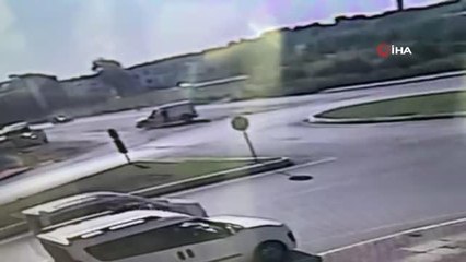 Kazada yaralanan sürücüye ilk müdahaleyi vatandaşlar yaptı