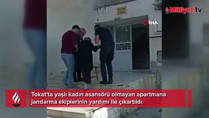 Jandarma yaşlı kadını evine böyle çıkarttı