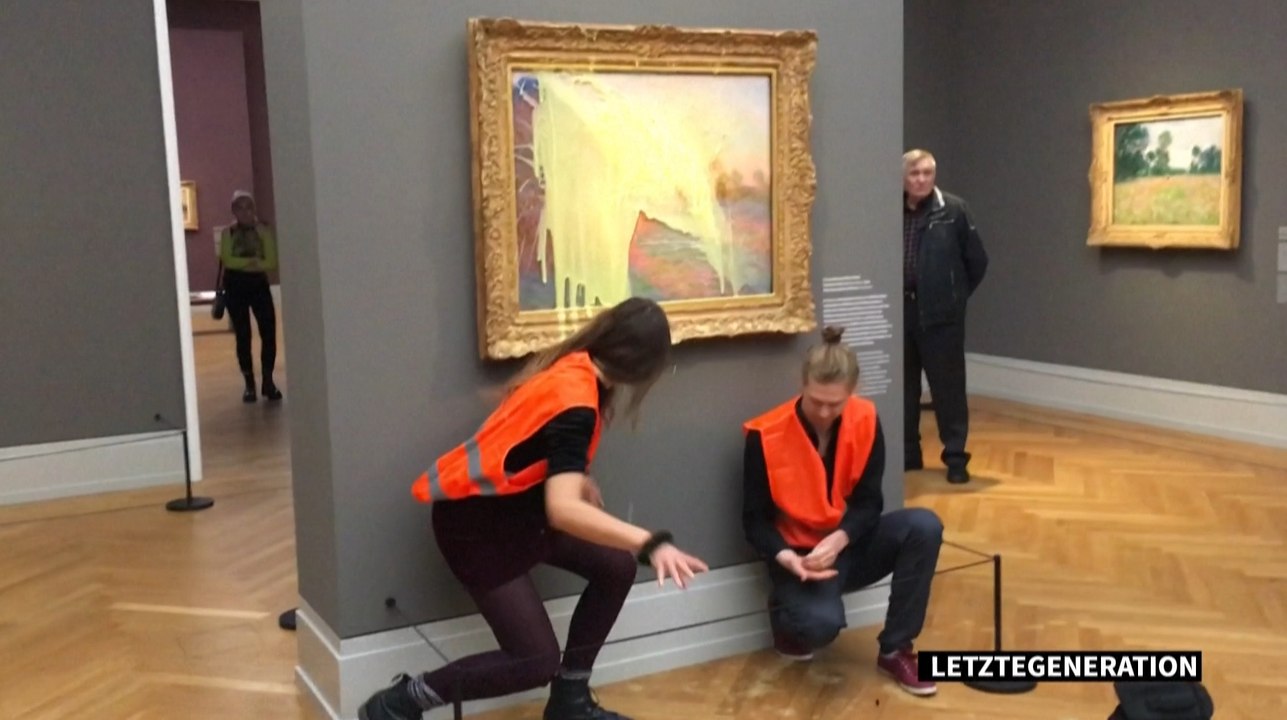 Des militants écologistes jettent de la purée sur "Les Meules" de Monet