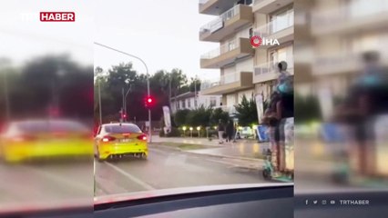 Biri omuzda 3'ü scooterda: Trafikte tehlikeli yolculuk kamerada