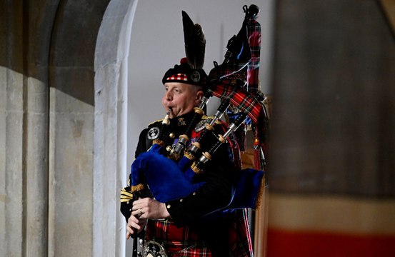 Rei Charles III é acordado por gaita de foles todos os dias