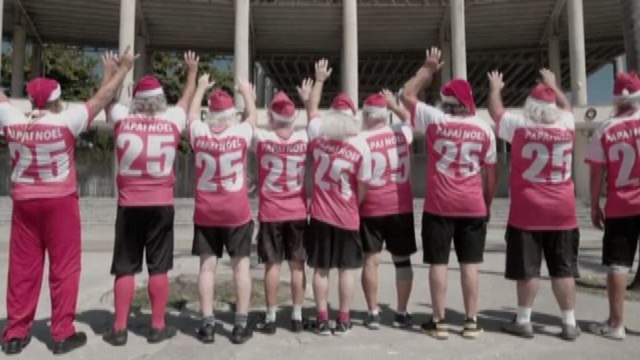 Babbi Natale a Rio portano allegria e speranza ai bambini