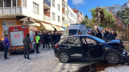 OTOMOBİL ÖNCE YAYA ARDINDAN DA MÜZENİN DEMİR KAPISINA ÇARPTI 2 ÖLÜ