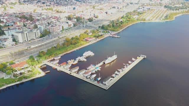 İzmit Körfezi'nde alg patlamasıyla denizin rengi kahverengiye döndü