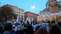 In piazza contro accordo Italia-Libia, ragazzo contesta il Pd