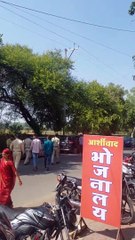 हंसी-ठिठोले करते हुए अपराधी के साथ खाना खाते रहे पुलिस जवान