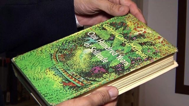 379 طبعة من مئة عام من العزلة جمعها كولومبي معجب بالكاتب غابرييل غارسيا ماركيز