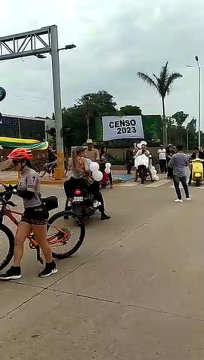 Celebran casarse y pasean su felicidad acompañados de una caravana de motos 