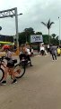 Celebran casarse y pasean su felicidad acompañados de una caravana de motos 