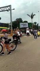 Celebran casarse y pasean su felicidad acompañados de una caravana de motos 