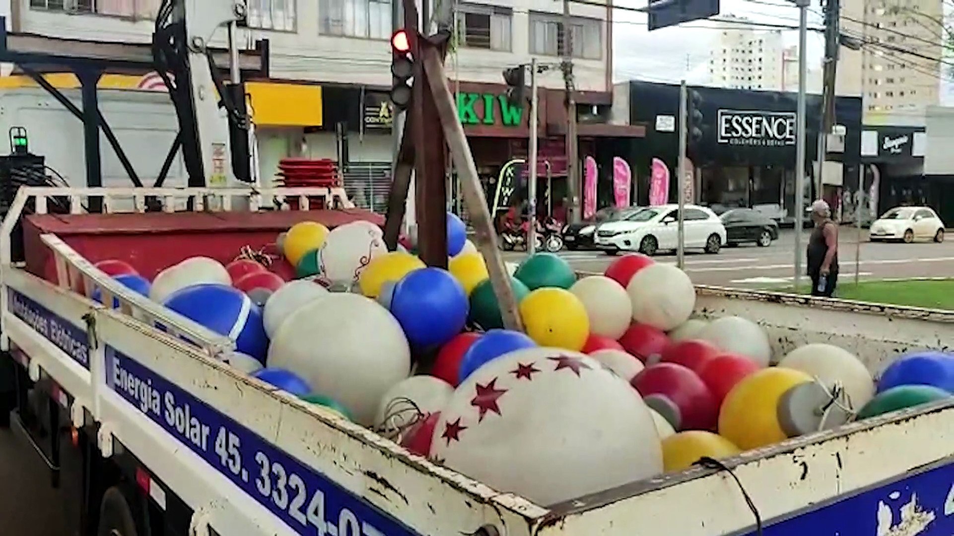 Atenção! Vias estão interditadas para instalação de decoração natalina no Centro