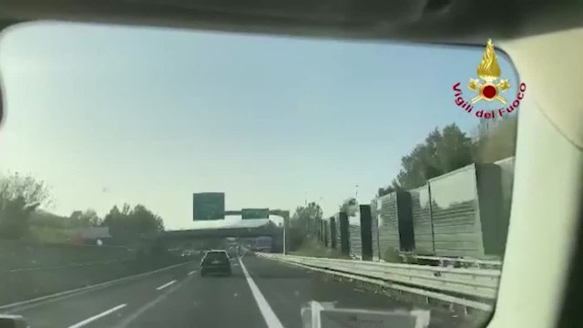 Esplode una palazzina a Lucca, le operazioni di soccorso dei vigili del fuoco