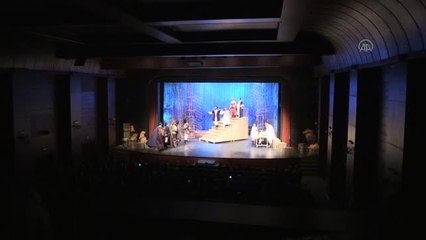 Shakespeare'in "Kuru Gürültü" adlı oyunu sahnelendi