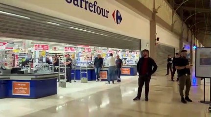 Assago, follia al centro commerciale: 5 accoltellati, un morto. "Eravamo terrorizzati"