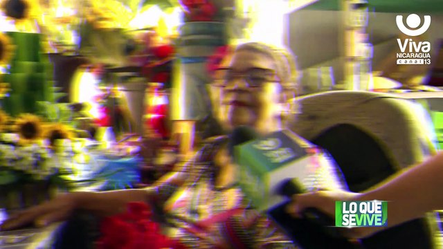 Comerciantes ofertan adornos florales previo al día de los difuntos