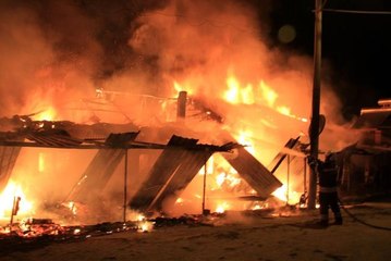 İki kardeşin bitişik evleri tamamen yandı