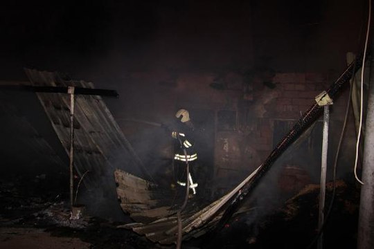 KOMŞU İKİ KARDEŞİN EVLERİ YANGINDA KÜL OLDU