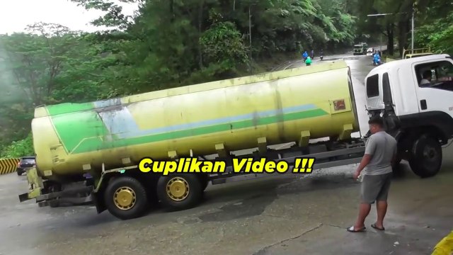 The Young Boy, Farid, Returns to Replace Truck Driver, 50 Ton Old Scania Truck Successfully Runs Over Sitinjau Lauik