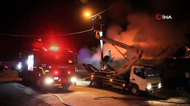 İki kardeşin bitişik haldeki evleri yangında tamamen kül oldu