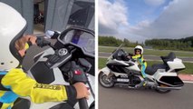 Un enfant de seulement 3 ans pilote une grosse moto