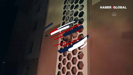 Kafası demir korkuluğa sıkışan köpek böyle kurtarıldı